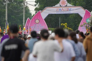 Sacred Moments: Crowds Gather to Worship Buddha's Relics - image 4
