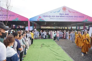 Sacred Moments: Crowds Gather to Worship Buddha's Relics - image 7