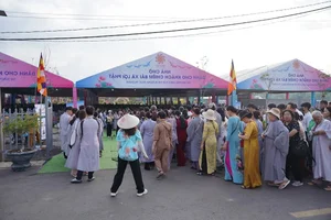 Sacred Moments: Crowds Gather to Worship Buddha's Relics - image 2