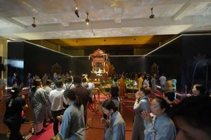 Sacred Moments: Crowds Gather to Worship Buddha's Relics - image 8