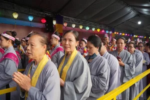 Sacred Moments: Crowds Gather to Worship Buddha's Relics - image 3