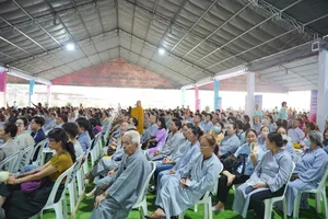 Sacred Moments: Crowds Gather to Worship Buddha's Relics - image 1
