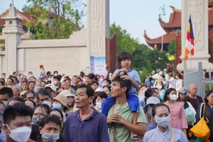 Sacred Moments: Crowds Gather to Worship Buddha's Relics - image 5
