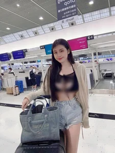 Public Outrage as Influencer Wears Lingerie on Subway: Fashion or Attention-Seeking? - image 2
