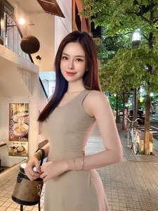 Billionaire Hoang Kieu's Daughter-in-Law Maintains Stunning Figure After Two Children - image 6