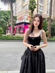 Billionaire Hoang Kieu's Daughter-in-Law Maintains Stunning Figure After Two Children - image 1