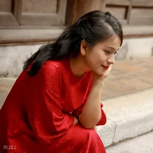 Elegant and Easy Ao Dai Hairstyles for Women Over 30 This Festive Season - image 9