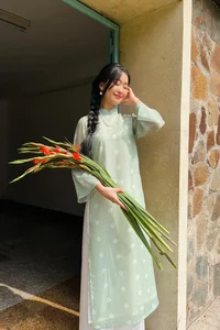 Elegant and Easy Ao Dai Hairstyles for Women Over 30 This Festive Season - image 6