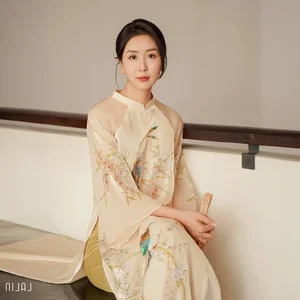 Elegant and Easy Ao Dai Hairstyles for Women Over 30 This Festive Season - image 8