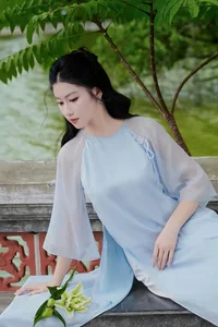 Elegant and Easy Ao Dai Hairstyles for Women Over 30 This Festive Season - image 4