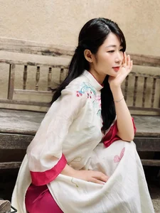 Elegant and Easy Ao Dai Hairstyles for Women Over 30 This Festive Season - image 7