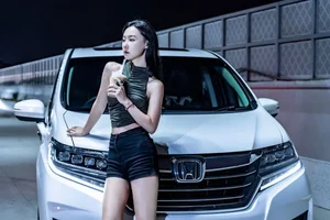 Stunning Chinese Model Poses with Classic Honda Motorcycle - image 2