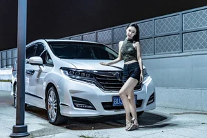 Stunning Chinese Model Poses with Classic Honda Motorcycle - image 12