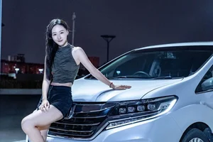 Stunning Chinese Model Poses with Classic Honda Motorcycle - image 13