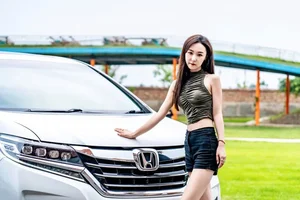 Stunning Chinese Model Poses with Classic Honda Motorcycle - image 11