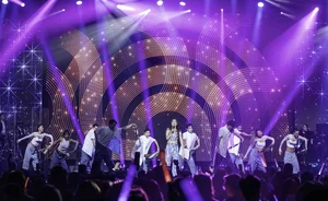 Legendary Duet: Tuan Ngoc and My Tam Share the Stage for the First Time - image 5