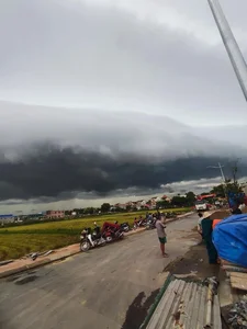Massive Tsunami Clouds Roll Over Vinh City Signalling Big Storm - image 2