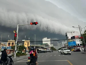 Massive Tsunami Clouds Roll Over Vinh City Signalling Big Storm - image 3