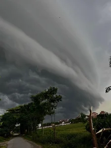 Massive Tsunami Clouds Roll Over Vinh City Signalling Big Storm - image 6