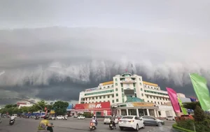 Massive Tsunami Clouds Roll Over Vinh City Signalling Big Storm - image 8