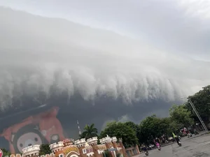 Massive Tsunami Clouds Roll Over Vinh City Signalling Big Storm - image 9