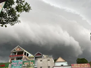 Massive Tsunami Clouds Roll Over Vinh City Signalling Big Storm - image 5