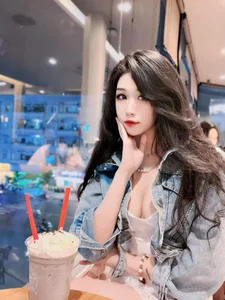 Vietnamese Cosplayer Goes Viral with Stunning Nine-Tailed Fox Cosplay - image 0