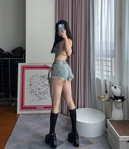 Athleisure Trend: Gym Influencer Turns Heads During Grocery Run - image 2