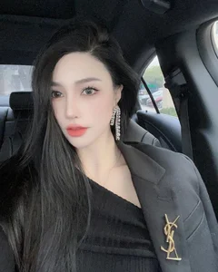 Athleisure Trend: Gym Influencer Turns Heads During Grocery Run - image 3