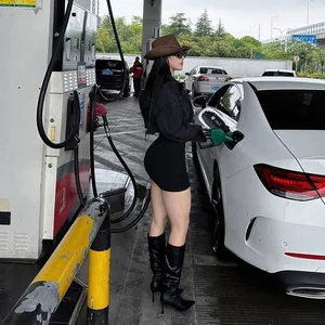 Athleisure Trend: Gym Influencer Turns Heads During Grocery Run - image 8