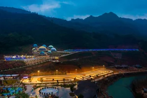Bach Long Glass Bridge: A Thrilling Symbol of Love and Adventure - image 2
