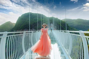 Bach Long Glass Bridge: A Thrilling Symbol of Love and Adventure - image 4