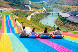Bach Long Glass Bridge: A Thrilling Symbol of Love and Adventure - image 0