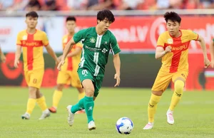 Cong Phuong Makes a Stunning Debut Goal in First Division Match - image 9