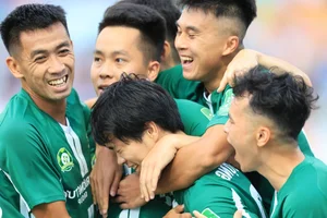 Cong Phuong Makes a Stunning Debut Goal in First Division Match - image 4