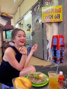 Singer Doan Trang Showcases Elegant Da Lat Fashion and Charismatic Poses - image 2