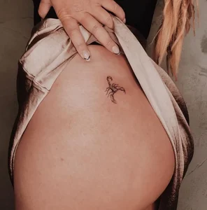 Delicate Intimate Tattoos for Women: Elegant and Seductive Design Ideas - image 34