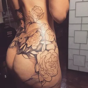 Delicate Intimate Tattoos for Women: Elegant and Seductive Design Ideas - image 24