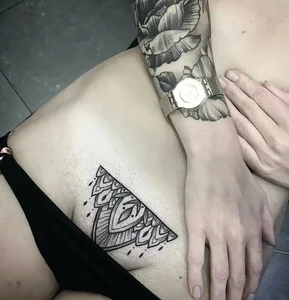Delicate Intimate Tattoos for Women: Elegant and Seductive Design Ideas - image 20