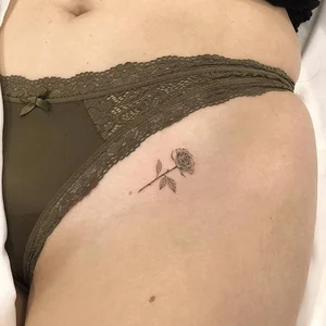 Delicate Intimate Tattoos for Women: Elegant and Seductive Design Ideas - image 27