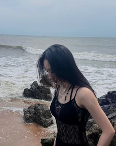 Popular Teacher Streamer Breaks Stereotypes with Stunning Beachside Bikini Photos - image 1