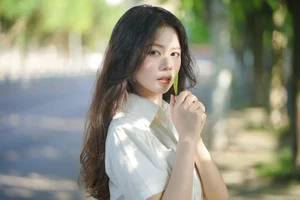 Stunning Portrait Photography of Xiao Wan in YiTuYu Art Language Vol.9292: Aesthetic School-Inspired Senior Sister Concept - image 2