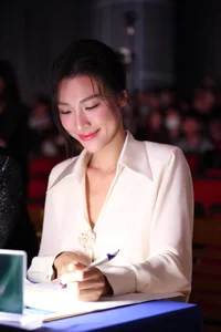 Vietnamese Stars Social Media Highlights: Bao Thy Meets Erling Haaland? - image 25