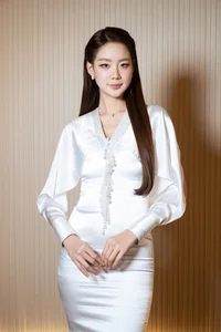 Vietnamese Stars Social Media Highlights: Bao Thy Meets Erling Haaland? - image 14