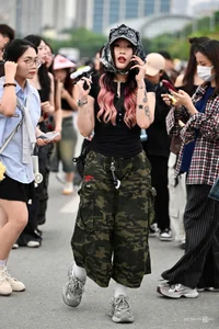 Vietnamese Fans Embrace 'Ajumma' Style at G-Dragon's Latest Concert - image 3