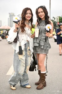 Vietnamese Fans Embrace 'Ajumma' Style at G-Dragon's Latest Concert - image 1