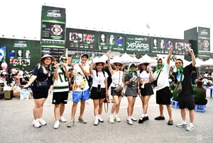 Vietnamese Fans Embrace 'Ajumma' Style at G-Dragon's Latest Concert - image 10
