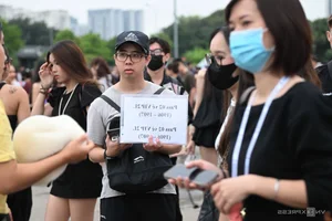 Vietnamese Fans Embrace 'Ajumma' Style at G-Dragon's Latest Concert - image 0