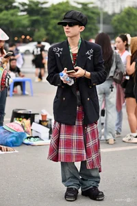 Vietnamese Fans Embrace 'Ajumma' Style at G-Dragon's Latest Concert - image 11