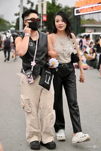 Vietnamese Fans Embrace 'Ajumma' Style at G-Dragon's Latest Concert - image 4